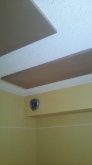 天井に弊社オリジナルの吸音パネルを設置して、吸音天井に仕上げています。
音の響きを調節しています。