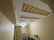 遮音補強が完了し、天井の音響工事をしています。
吸音天井に仕上げています。