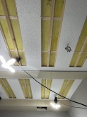 防音処理後に音響工事に入りました。
天井を吸音天井に仕上げていきます。