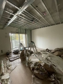 解体作業です。
天井や床下にスペースがあるマンションでは天井高を確保するため解体を行います。