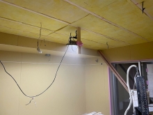 遮音補強後に天井の音響工事です。
