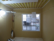 防音室の壁と天井が出来上がってきました。
天井を吸音天井に仕上げていきます。
