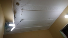仕上りの天井には弊社オリジナルの吸音パネルを取り付けました。