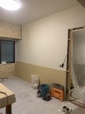 解体作業を行いました。
断熱材（ウレタンフォーム）が見えました。隣部屋との間仕切りに遮音補強を行います。