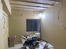 防音室の壁が出来上がりました。
腰窓の内側に樹脂サッシのFIX窓を設置します。