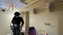 防音室の遮音壁と天井ができあがり、吸音天井に仕上げていきます。