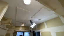 天井には弊社オリジナルの吸音パネルを設置しています。
お部屋にあったパネルの色をお選びいただき、パネルのサイズも打ち合わせで考えていきます！