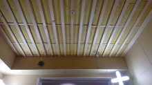 天井を吸音天井に仕上げています。
