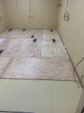 浮き床を施工しました。

この浮き床が、浮き構造の防音室をつくるために大切な床です。