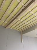 防音室の天井は、遮音天井と吸音天井でできています。このお写真は吸音天井を施工しています。音響にもこだわっています。