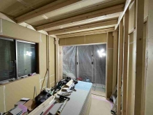 躯体壁と天井の遮音補強を行い、浮き床に下地を組んで内側に浮き構造のお部屋をつくっていきます。