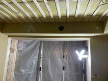 天井に梁型で吸排気ダクトボックスを設けています。
