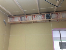 天井に梁型で吸排気ダクトボックスをつくています。吸排気からも音漏れがないようにつくっています。