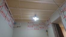 防音室の天井と壁の石膏ボード張りをしています。