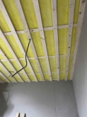 防音処理後に天井を吸音天井に仕上げていきます。