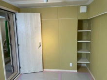 出入口に2重で木製の防音ドアを設置しました。
可動式の収納棚も設けています。