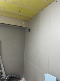 防音室の壁と天井の遮音補強が終わり、音響工事をしています。