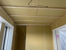 防音室の壁と天井をつくっていきます。
石膏ボードを張り重ねています。