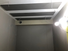 天井は吸音天井に仕上げています。
梁型で吸排気ダクトボックスをつくりました。