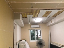 吸音天井をつくり直すため吸音パネルを取り外しました。
