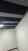 天井には弊社オリジナルの吸音パネルを設置しています。
木工事が完了しました。音テスト後に内装仕上げをします。