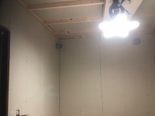 防音室の壁と天井をつくっています。
石膏ボードを張り重ねています。