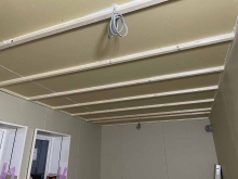 石膏ボードを張り重ねて防音室の壁と天井をつくっていきます。