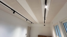 クロス施工完了です。
天井には弊社オリジナルの吸音パネルを設置しています。
