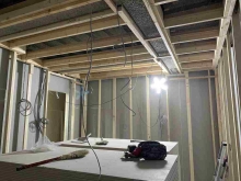 躯体の補強後に浮き床に下地を組んで防音室の壁と天井をつくっていきます。