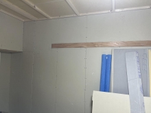 防音室の壁と天井が出来上がってきました。石膏ボードを何層も重ねています。