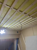 防音処理後に天井の音響工事です。
吸音天井に仕上げています。