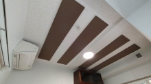 天井は吸音天井に仕上げ、音の響きを調整しています。