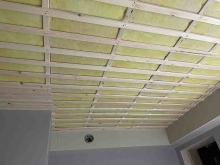 遮音補強後に音響工事に入ります。
天井を吸音天井に仕上げていきます。