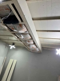 天井に吸排気ダクトボックスをつくっています。