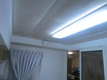 天井は吸音天井にし隣室も樹脂サッシの引き戸で対応しました。