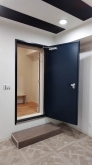 クロス施工完了です。
スチール防音ドアも塗装を行いました。
天井高を確保するため床を下げています。
