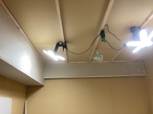 防音室側の天井と壁をつくっています。