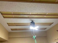 遮音補強後に音響工事をしていきます。
天井を吸音天井に仕上げていきます。