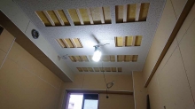 天井を吸音天井に仕上げています。
