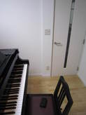 引き戸を防音ドアに取り換えました。床には無垢のフローリング（ピアノ室標準仕様）を張り付けてあります。
