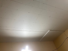 本体工事が進み、弊社の木工事が着工しました。
躯体天井の遮音補強をしています。