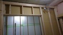 浮き床を施工し、躯体に触れないよう下地を組んで内側に浮き構造の部屋をつくっていきます。