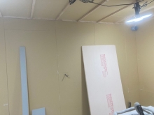 防音室の壁と天井をつくっています。
お部屋の中に浮き構造の部屋をつくるという二重構造です