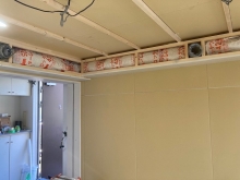 吸排気ダクトボックスをつくっています。
気密性の高い部屋に仕上がるので吸排気は必須です。