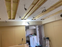 遮音補強後に音響工事をしていきます。
天井を吸音天井に仕上げて音の響きを調整します。