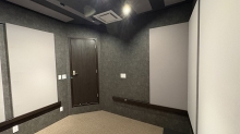 壁にも吸音パネルを設置して残響の少ない部屋に仕上げています。