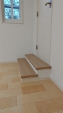 天井高を確保するため床を下げて施工しています。
出入口にはステップを設けています。