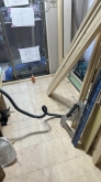 浮き床を施工しています。