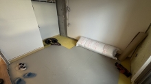 浮き床を施工しています。
お部屋の中に躯体に触れないお部屋をつくっていきます。