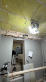防音室は気密性の高い部屋に仕上がるので吸排気システムは必須です。
天井に梁型で吸排気ダクトボックスをつくっています。